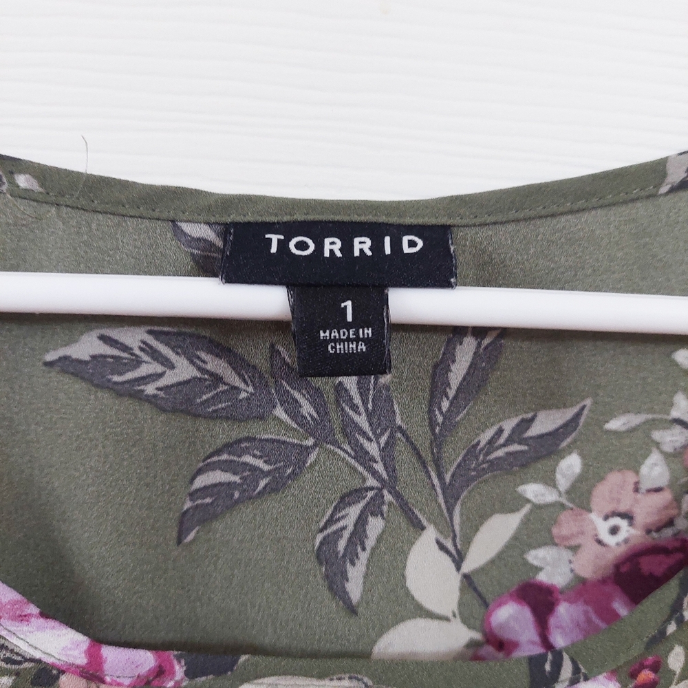 Torrid Floral Blouse in Olive and Lavender Cut Out Size 1 Plus - Picture 2 of 5
